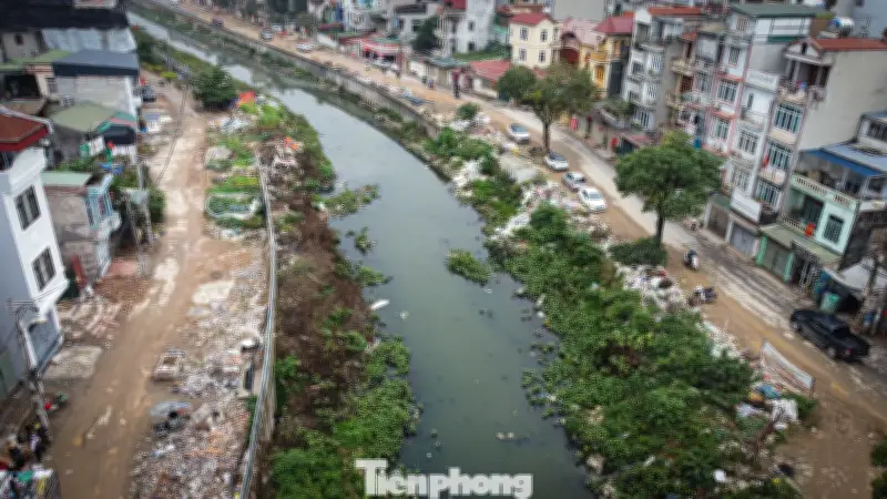 Kênh La Khê Hà Nội: Công trình trọng điểm ngập rác, tiến độ ì ạch