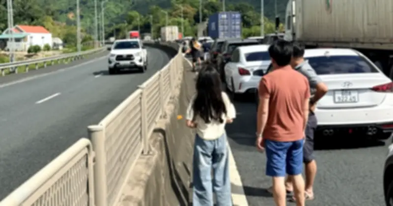 Kẹt cứng hàng giờ trên tuyến hầm Đèo Cả sát Tết, tài xế mệt mỏi xuống đường chờ đợi