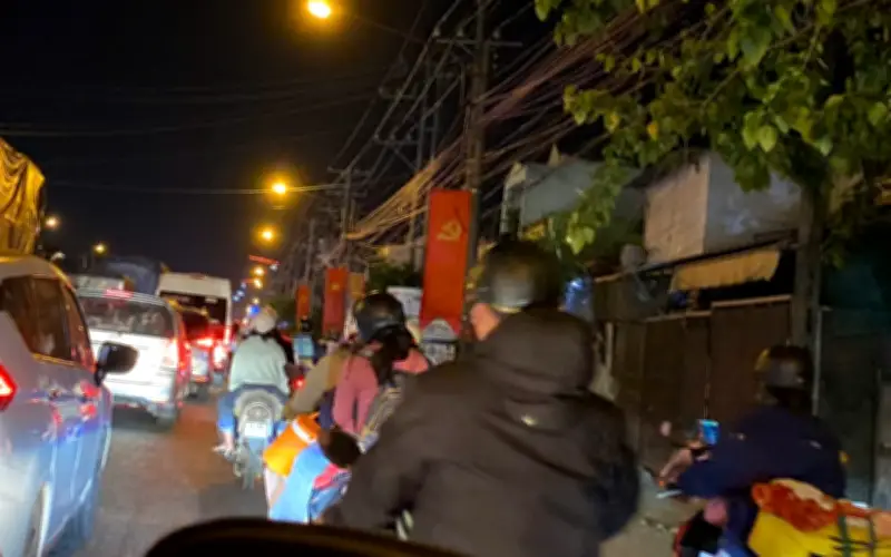 Kẹt xe kinh hoàng ngày cuối Tết: 120km mất 9 giờ trên quốc lộ 1