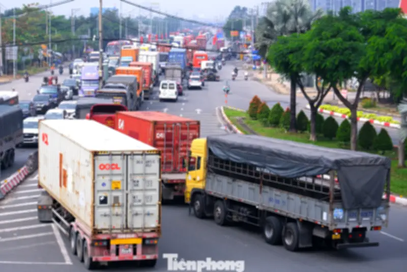 Kẹt xe nghiêm trọng tại cửa ngõ phía Tây TP.HCM sát Tết Nguyên đán