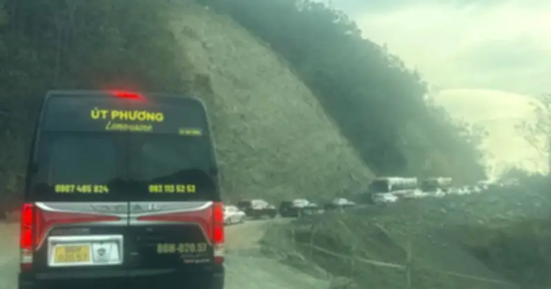 Kẹt xe nghiêm trọng trên đèo Đại Ninh do thi công chậm và xe cao tốc đổ về