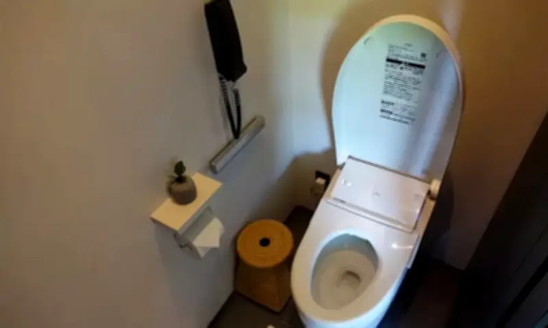 Lý do bất ngờ khách sạn hạng sang vẫn giữ điện thoại trong phòng vệ sinh