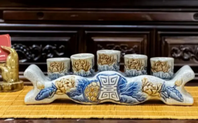 Lý do cần thay nước đang nước trên bàn thờ khi thắp hương