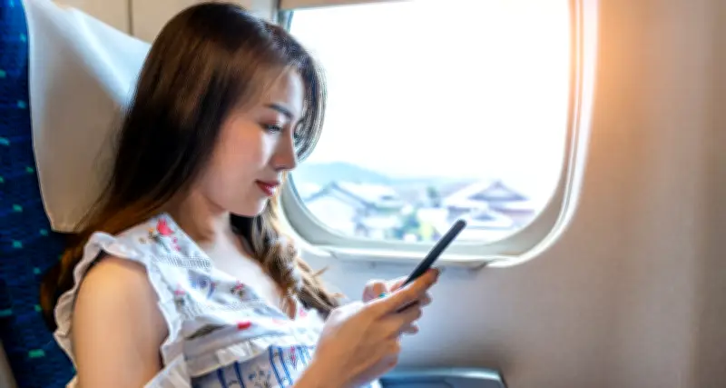 Lý do không nên mặc áo croptop, quần đùi, quần tất khi đi máy bay