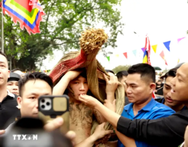 Lễ hội đục bùn xẻ chạy cầu lộc đầu xuân tại Phú Thọ thu hút đông đảo người dân