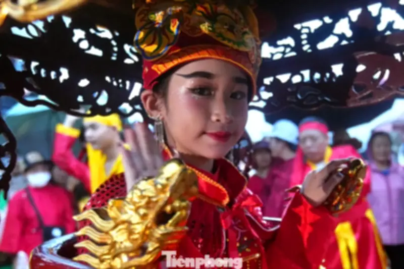 Lễ hội Gióng đền Sóc 2026 thu hút đông đảo dân chúng dù trời mưa