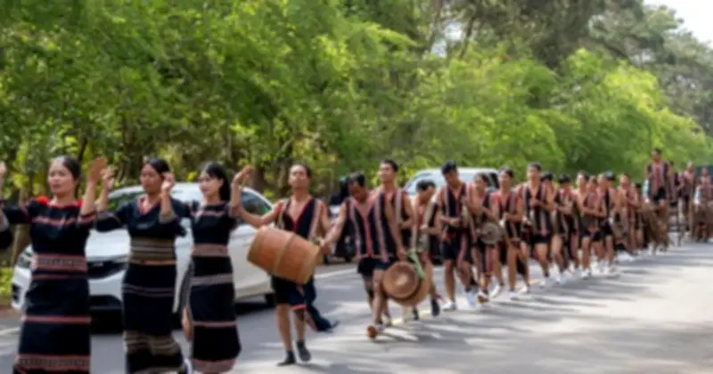 Lễ hội đường phố Măng Đen rộn ràng đón xuân với cồng chiêng và hoa anh đào