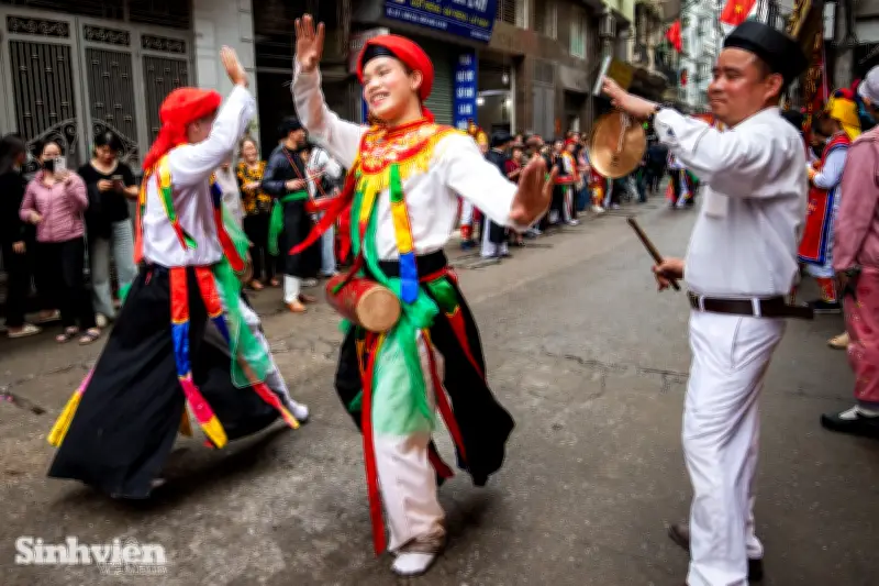 Lễ hội Triều Khúc rộn ràng với điệu múa 'Con đĩ đánh bồng' độc đáo