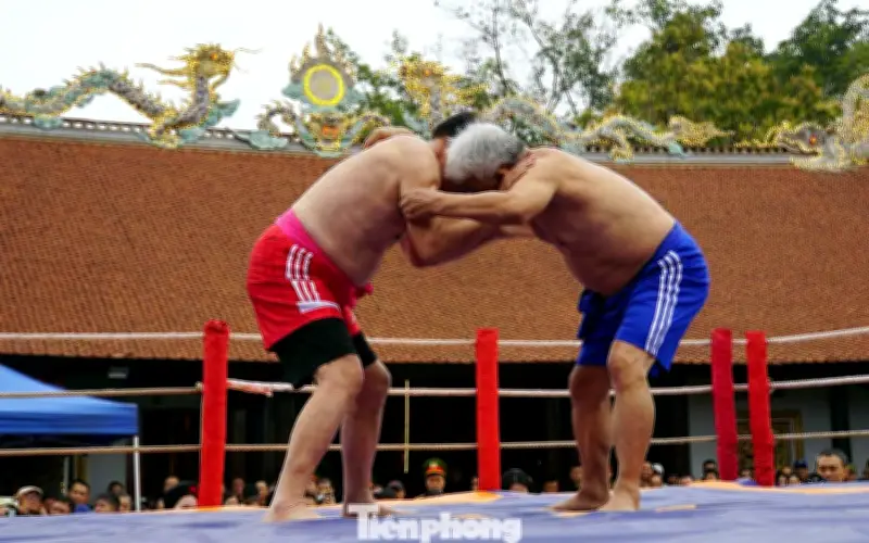 Lễ hội vật truyền thống làng Vĩnh Khê thu hút hàng nghìn người mùng 7 Tết