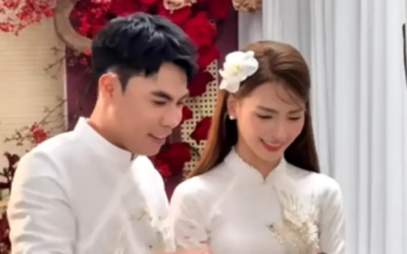 Lễ ăn hỏi ấm cúng của cầu thủ Phạm Đức Huy và MC Huyền Trang tại Hà Nội