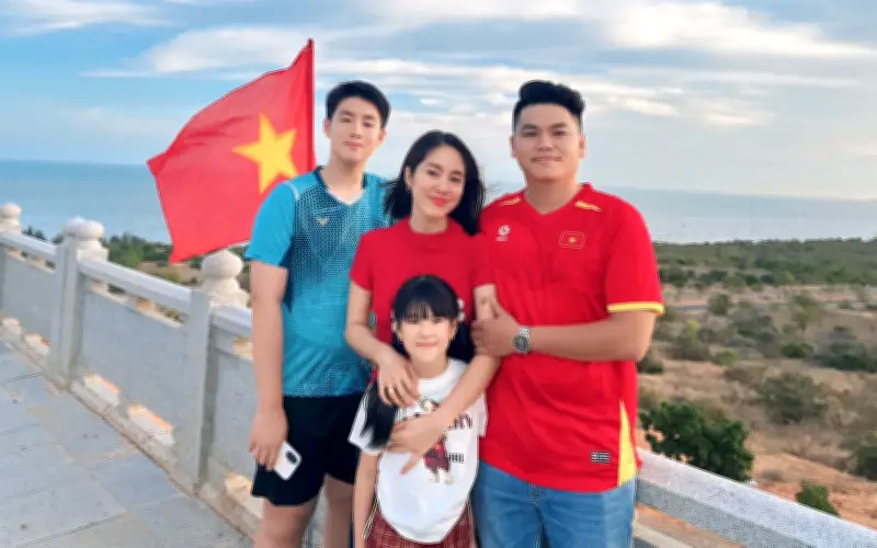 Lê Phương cùng chồng và con về quê nội đón Tết sớm, chia sẻ khoảnh khắc ấm áp