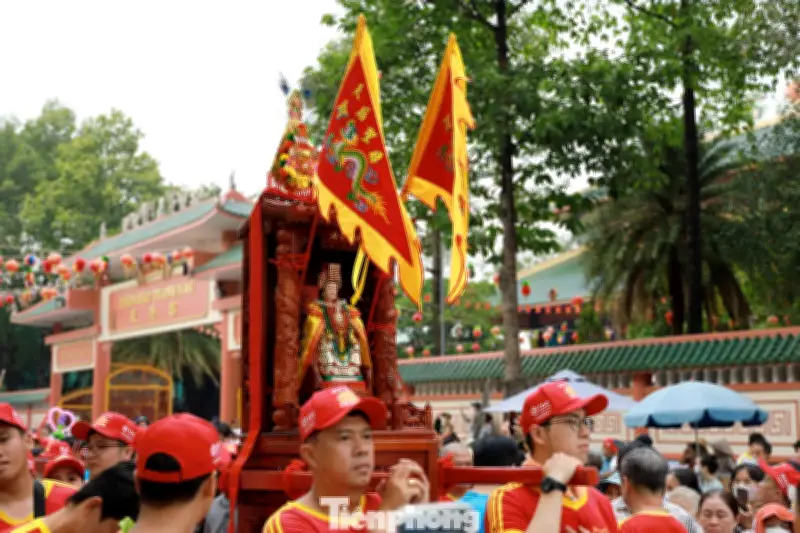 Lễ rước kiệu Bà Thiên Hậu tại TPHCM thu hút đông đảo người dân và du khách