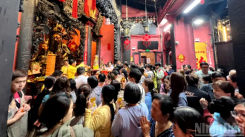 Lễ vía Ngọc Hoàng tại TP.HCM thu hút đông đảo người dân, giao thông ùn ứ cục bộ