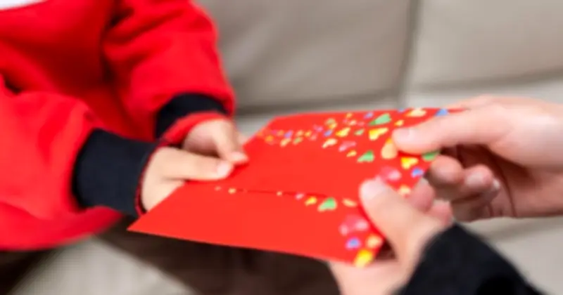 Lì xì Tết: Nên trao đêm giao thừa hay sáng mùng 1 để trọn vẹn ý nghĩa?