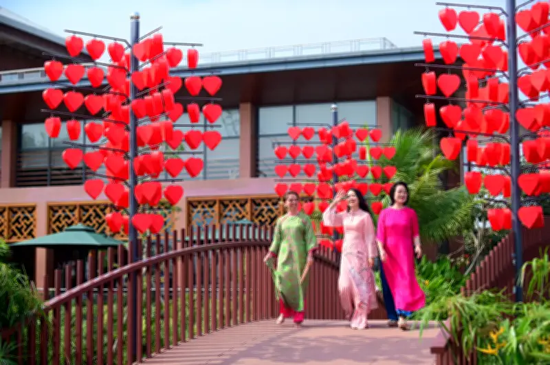 Khu đô thị LA Home tổ chức không gian Tết Nam bộ với thuyền hoa và ẩm thực đặc trưng