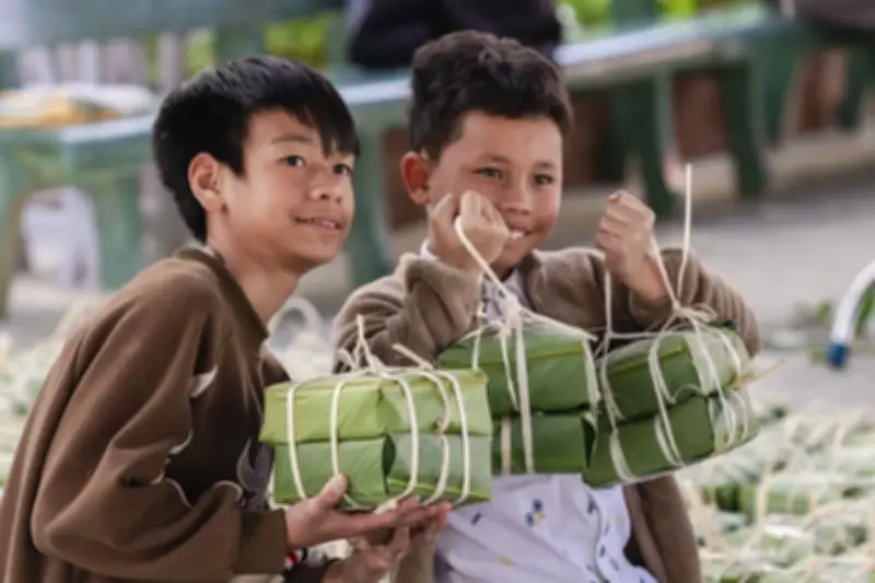 Cảnh sát Lâm Đồng gói bánh chưng Tết cùng trẻ khiếm thính, lan tỏa yêu thương