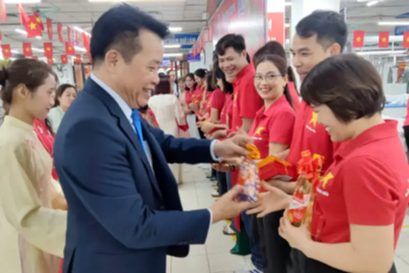 Lao động hân hoan nhận lì xì, quà tặng ngày đầu làm việc sau Tết