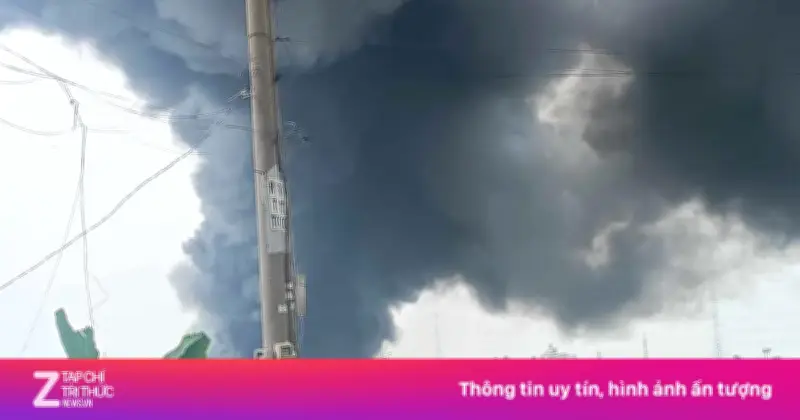 Cháy lớn kho phế liệu tại TP.HCM, khói đen ngùn ngụt bao trùm khu vực