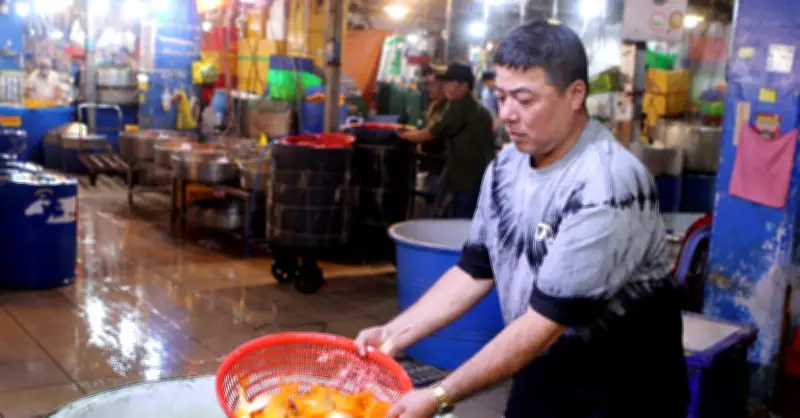 Chợ cá chép lớn nhất TP.HCM tất bật xuyên đêm trong ngày tiễn ông Táo về trời