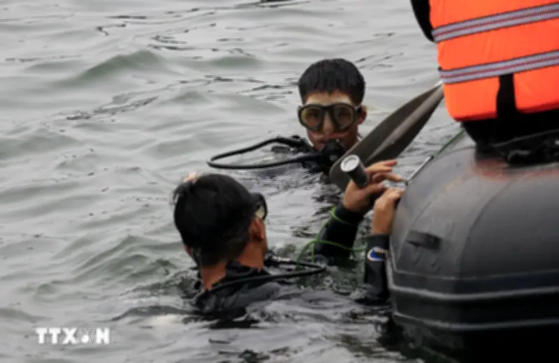 Lực lượng chức năng khẩn trương tìm kiếm các nạn nhân trên hồ Thác Bà