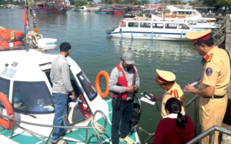 Lực Lượng Cảnh Sát Đường Thủy Đà Nẵng Tuần Tra Giữ An Toàn Trên Sông Hàn