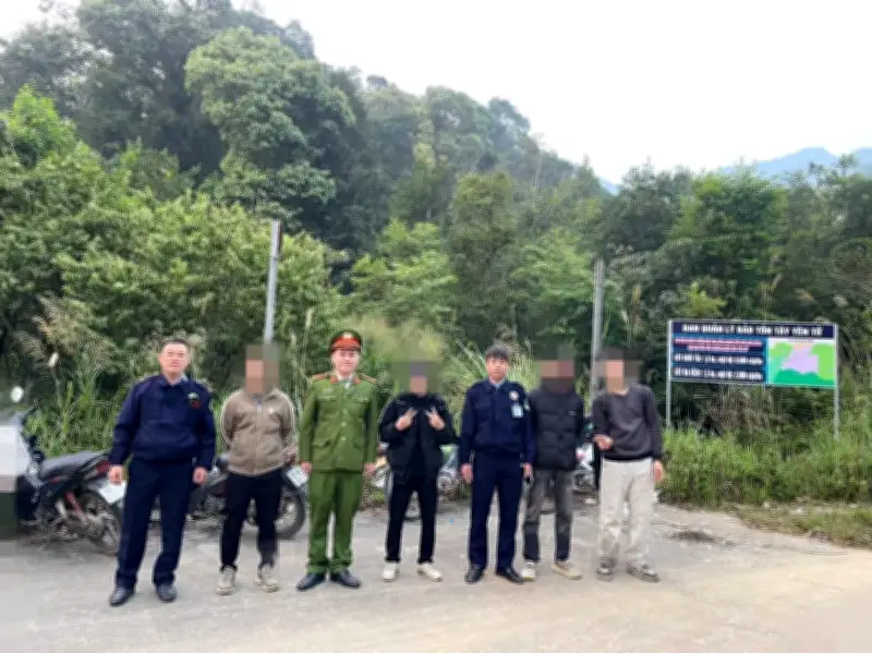 Lực lượng cứu hộ kịp thời tìm kiếm, đưa 4 du khách lạc trong rừng Yên Tử về an toàn