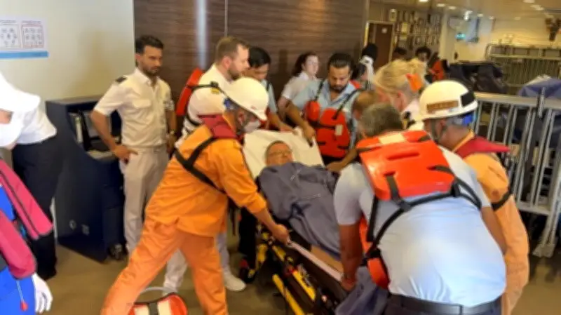 Lực lượng cứu hộ Việt Nam kịp thời giải cứu hành khách tàu nước ngoài gặp nạn trên biển