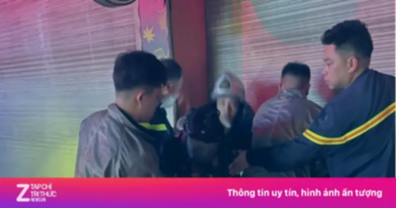 Lực lượng PCCC Hà Nội giải cứu thành công 3 người mắc kẹt trong vụ cháy nhà lúc rạng sáng