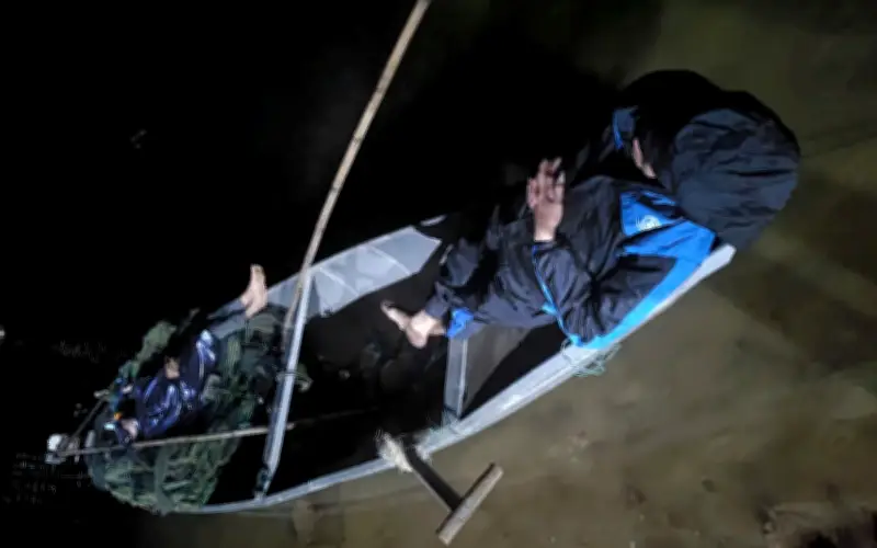 Lực lượng tìm kiếm xuyên đêm vụ lật đò sông Gianh: Khoảnh khắc nghỉ ngơi xúc động