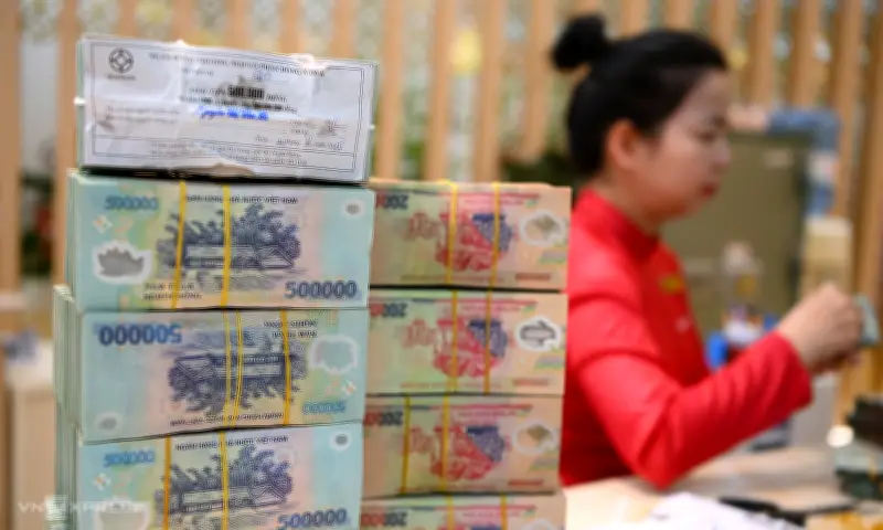 Lãi suất liên ngân hàng giảm mạnh về 4%, thanh khoản được cải thiện