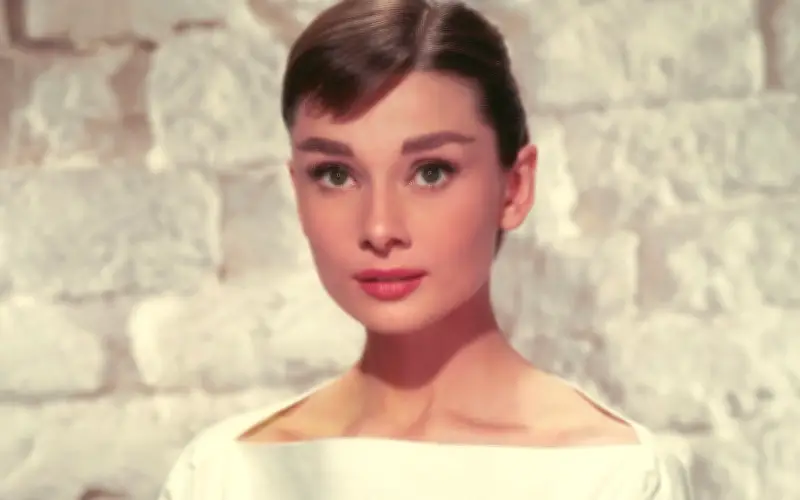Lily Collins vào vai Audrey Hepburn trong phim về hậu trường 'Breakfast at Tiffany's'
