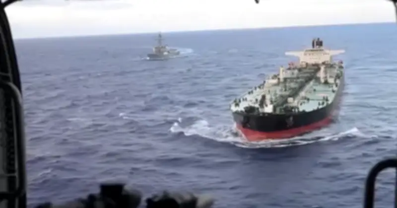 Khoảnh khắc Linh Mỹ Váy bắt tàu cho dầu ở Ấn Độ Dương gây sốt