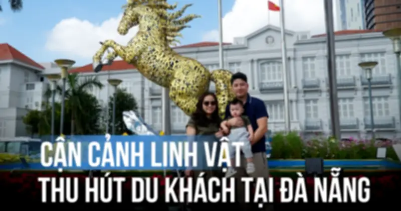 Linh vật Kim Mã 4.0 tại cầu Rồng thu hút đông đảo người dân và du khách