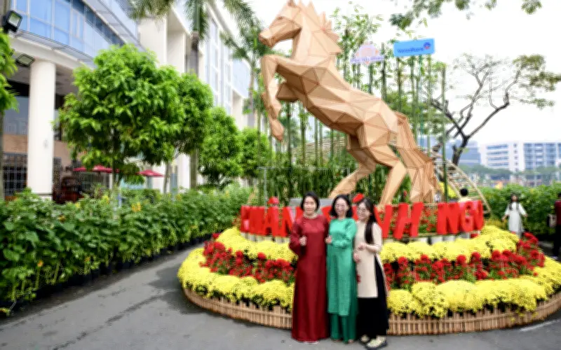 Linh Vật Ngựa 4,5m Bằng Khối Đa Giác Tỏa Sáng Tại Hội Hoa Xuân Phú Mỹ Hưng 2026