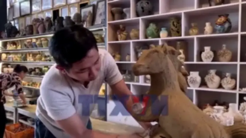 Linh vật ngựa nổi làng gốm hơn 500 năm tuổi ở Bát Tràng