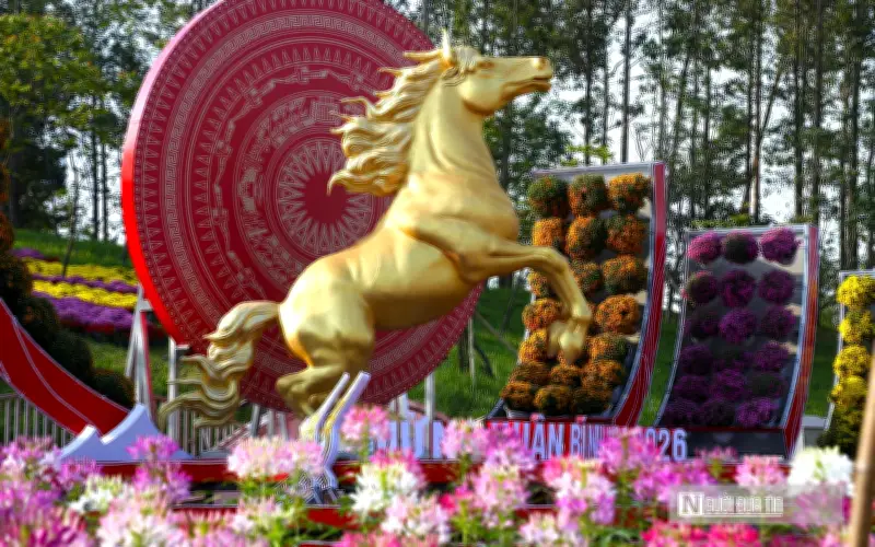 Linh vật ngựa vàng cao 4 mét chào Tết Bính Ngọ tại phố đi bộ Hồ Tùng Mậu, Nghệ An