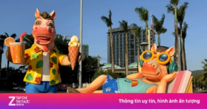 Linh vật ngựa 'chill' dạo biển ở Quy Nhơn gây bão mạng xã hội