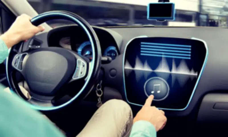 Nghe nhạc khi lái xe: Thói quen vô hại hay mối nguy tiềm ẩn gây tai nạn?