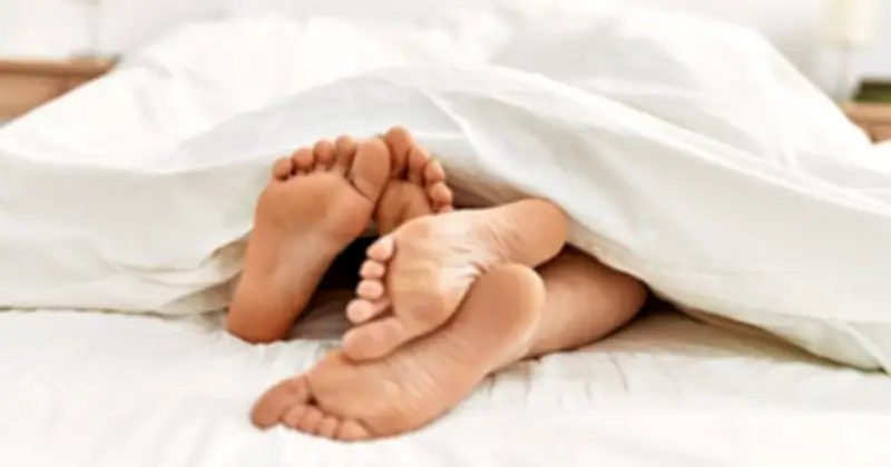 Làm 'chuyện ấy' trước khi ngủ có giúp ngủ ngon hơn? Chuyên gia lý giải