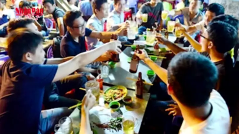 Lạm Dụng Rượu Bia Dịp Tết: Nguy Cơ Sức Khỏe Và Tai Nạn Giao Thông Gia Tăng