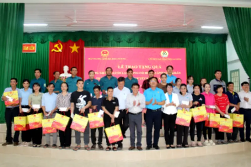 Lâm Đồng tặng quà khuyến khích công nhân trở lại làm việc sau Tết