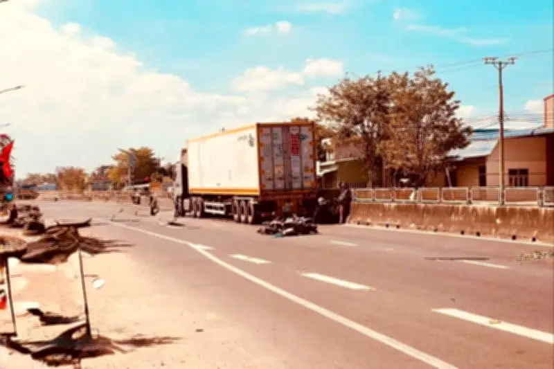 Lâm Đồng: Xe Container Va Chạm Xe Tải Và Gần Máy Khiến 3 Người Tử Vong