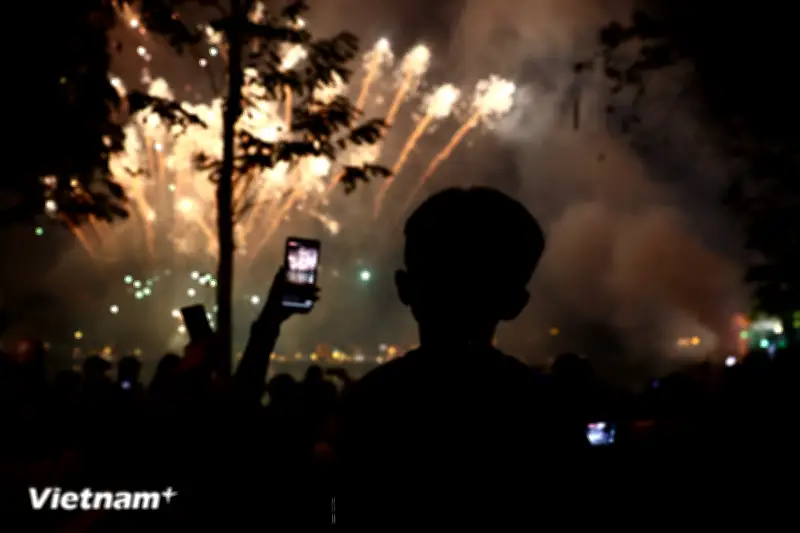 Làng Đồng trong khoảnh khắc bắn pháo hoa chào năm mới 2026