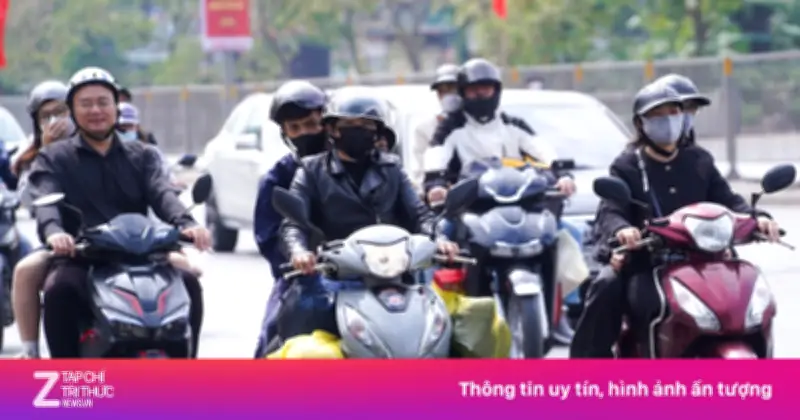 Lỉnh kỉnh quà quê, người dân đổ về Hà Nội sớm tránh ùn tắc sau Tết Bính Ngọ