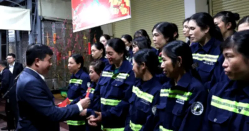 Lãnh đạo Lâm Đồng thăm và tặng quà công nhân vệ sinh Đà Lạt đêm giao thừa