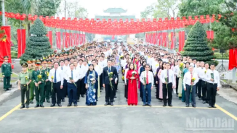 Lãnh đạo Đồng Nai dâng hương tưởng niệm Chủ tịch Hồ Chí Minh và các liệt sĩ