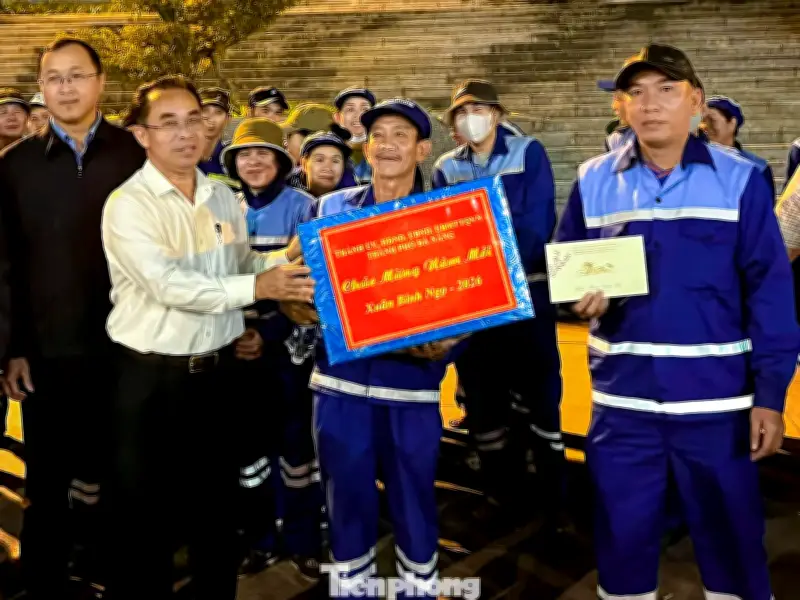 Lãnh đạo Đà Nẵng thăm, động viên công nhân môi trường trước đêm giao thừa