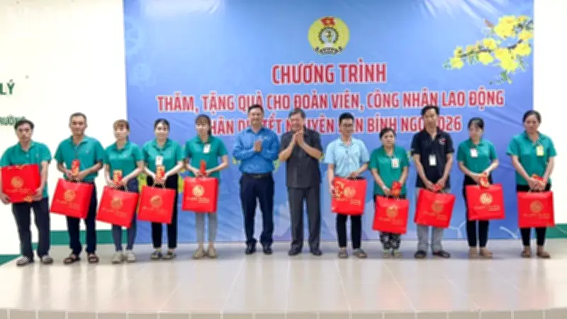 Lãnh đạo tỉnh Vĩnh Long trao quà Tết cho công nhân khó khăn tại Khu công nghiệp Hòa Phú