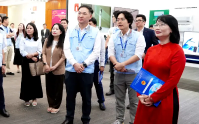 Lãnh đạo TP.HCM thăm, chúc Tết doanh nghiệp lớn Samsung và FPT