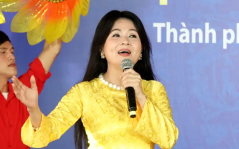 Lãnh đạo TP.HCM và nghệ sĩ tri ân anh hùng liệt sĩ tại cuộc họp mặt truyền thống cách mạng